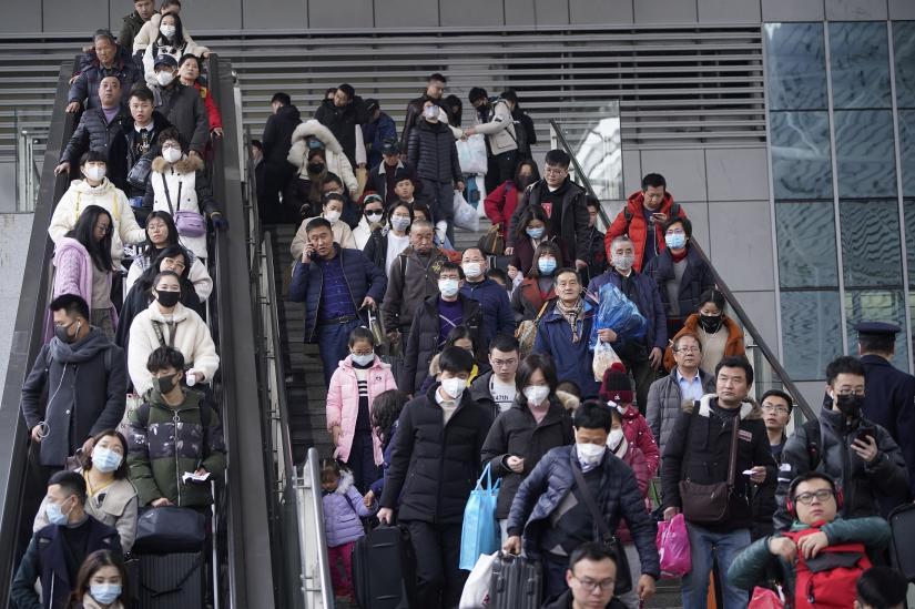 Passengers wearing masks are seen at Shanghai railway station in Shanghai, China January 21, 2020. REUTERS