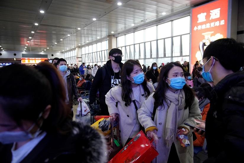 Passengers wearing masks are seen at Shanghai railway station in Shanghai, China Jan 22, 2020. REUTERS