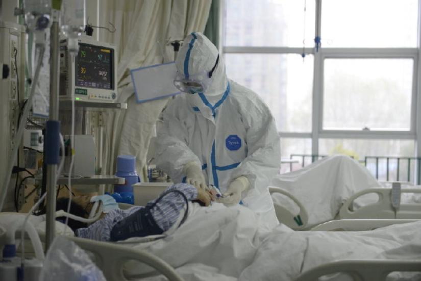 A picture released by the Central Hospital of Wuhan shows medical staff attending to patient at the The Central Hospital Of Wuhan Via Weibo in Wuhan, China on an unknown date. THE CENTRAL HOSPITAL OF WUHAN VIA WEIBO/Handout via REUTERS