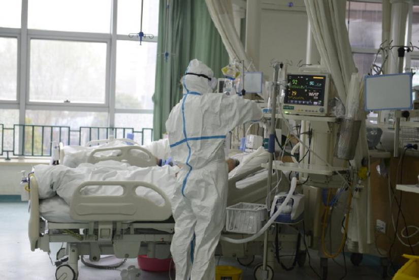 A picture released by the Central Hospital of Wuhan shows medical staff attending to patient at the The Central Hospital Of Wuhan Via Weibo in Wuhan, China on an unknown date. THE CENTRAL HOSPITAL OF WUHAN VIA WEIBO/Handout via REUTERS