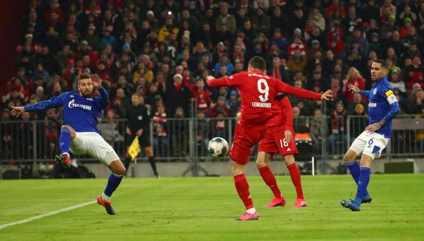 Soccer Football - Bundesliga - Bayern Munich v Schalke 04 - Allianz Arena, Munich, Germany - Jan 25, 2020 Bayern Munich`s Robert Lewandowski scores their first goal REUTERS