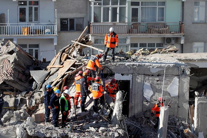 Rescue workers search the site of a collapsed building, after an earthquake in Elazig, Turkey, Jan 26, 2020. REUTERS