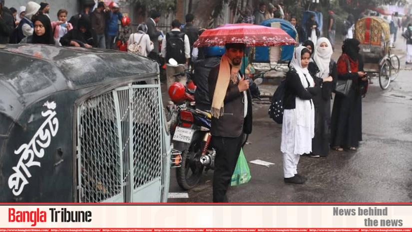 Citizens of Dhaka are suffering due to a sudden cold wave. It has been brought on by light drizzle accompanied by fog and air pollution. PHOTO: BANGLA TRIBUNE/Sazzad Hossain