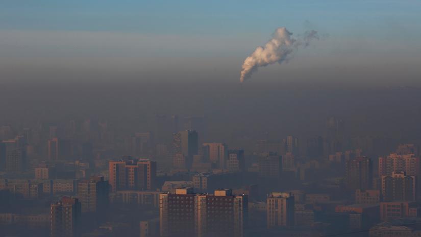 Emissions from a power plant chimney rise over Ulaanbaatar, Mongolia January 13, 2017. REUTERS/File Photo