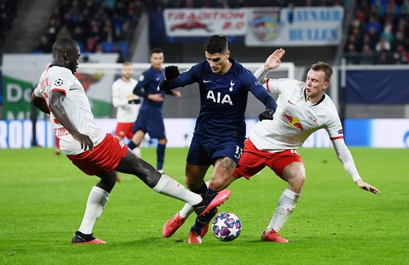 Soccer Football - Champions League - Round of 16 Second Leg - RB Leipzig v Tottenham Hotspur - Red Bull Arena, Leipzig, Germany - March 10, 2020 Tottenham Hotspur`s Erik Lamela in action with RB Leipzig`s Dayot Upamecano and Lukas Klostermann REUTERS