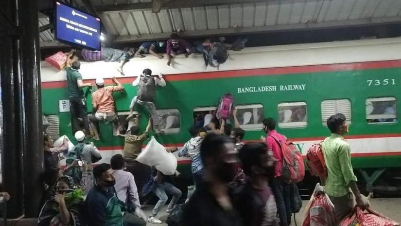 This photo taken on Monday (Mar 23) night shows people rushing to catch a train at Dhaka`s Airport Station hours after the government announces a public holiday for two weeks to control the spared of coronavirus in the country. BANGLA TRIBUNE