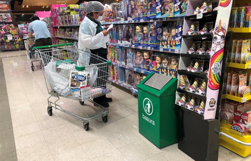A woman wears a protective mask inside a supermarket before starting a preventive quarantine, following the outbreak of the coronavirus disease (COVID-19), in Santiago, Chile March 25, 2020. Picture taken March 25, 2020. REUTERS
