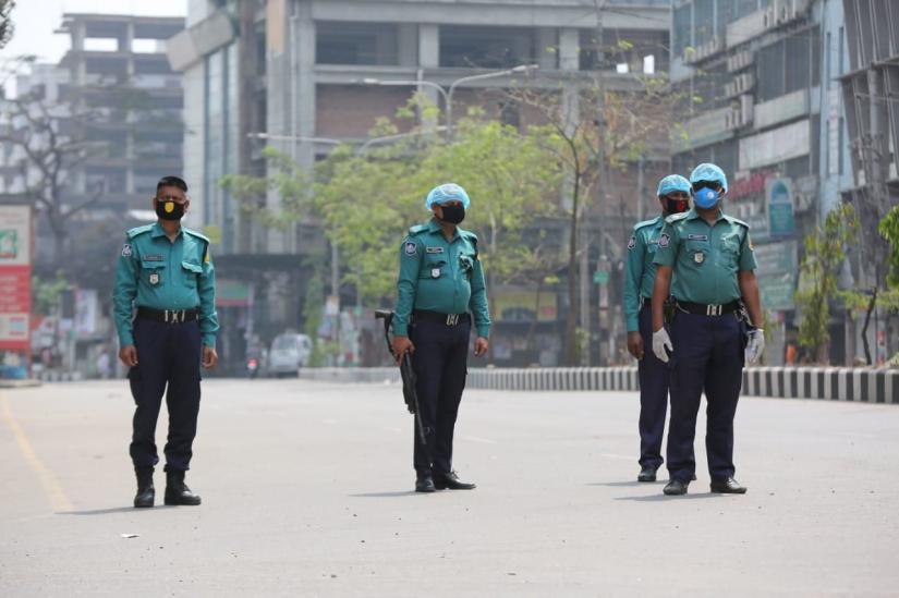 Police patrol on Dhaka street on Thursday, Mar 26, 2020. Photo/Mahmud Hossain Opu